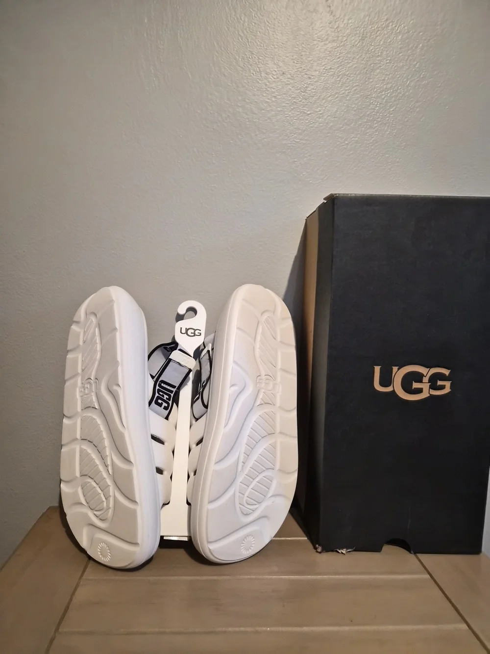 UGG Men’s WHITE M Sport Yeah Sandles with Ugg Sport Logo Strap Sz10